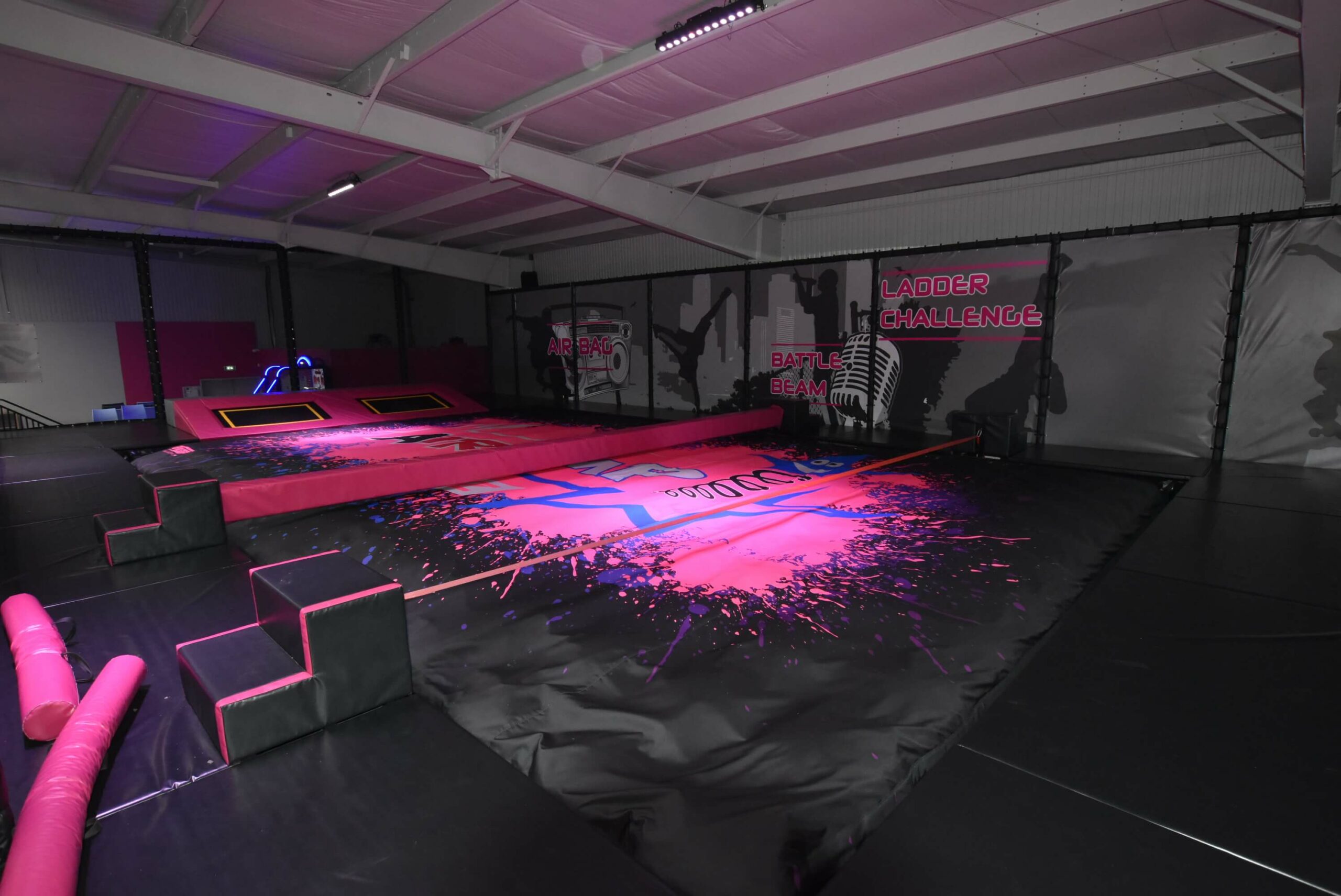Zone de jeu lumineuse sur toiles de saut au Trampoline Park Airjump Metz