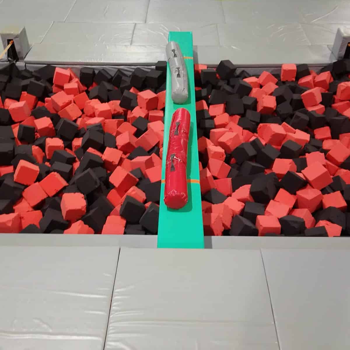 Battle beam installée au dessus d’une fosse à mousse
