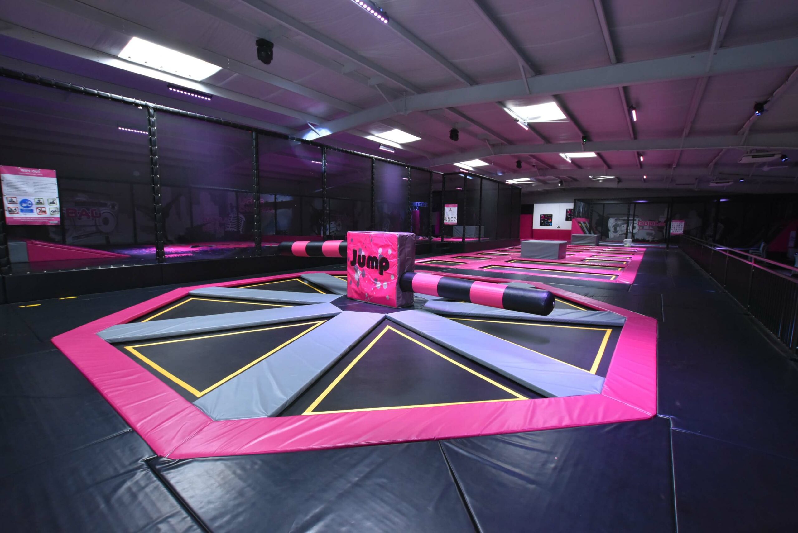 Attraction Wipeout (faucheuse rotative) sur zone de trampolines au Airjump Metz