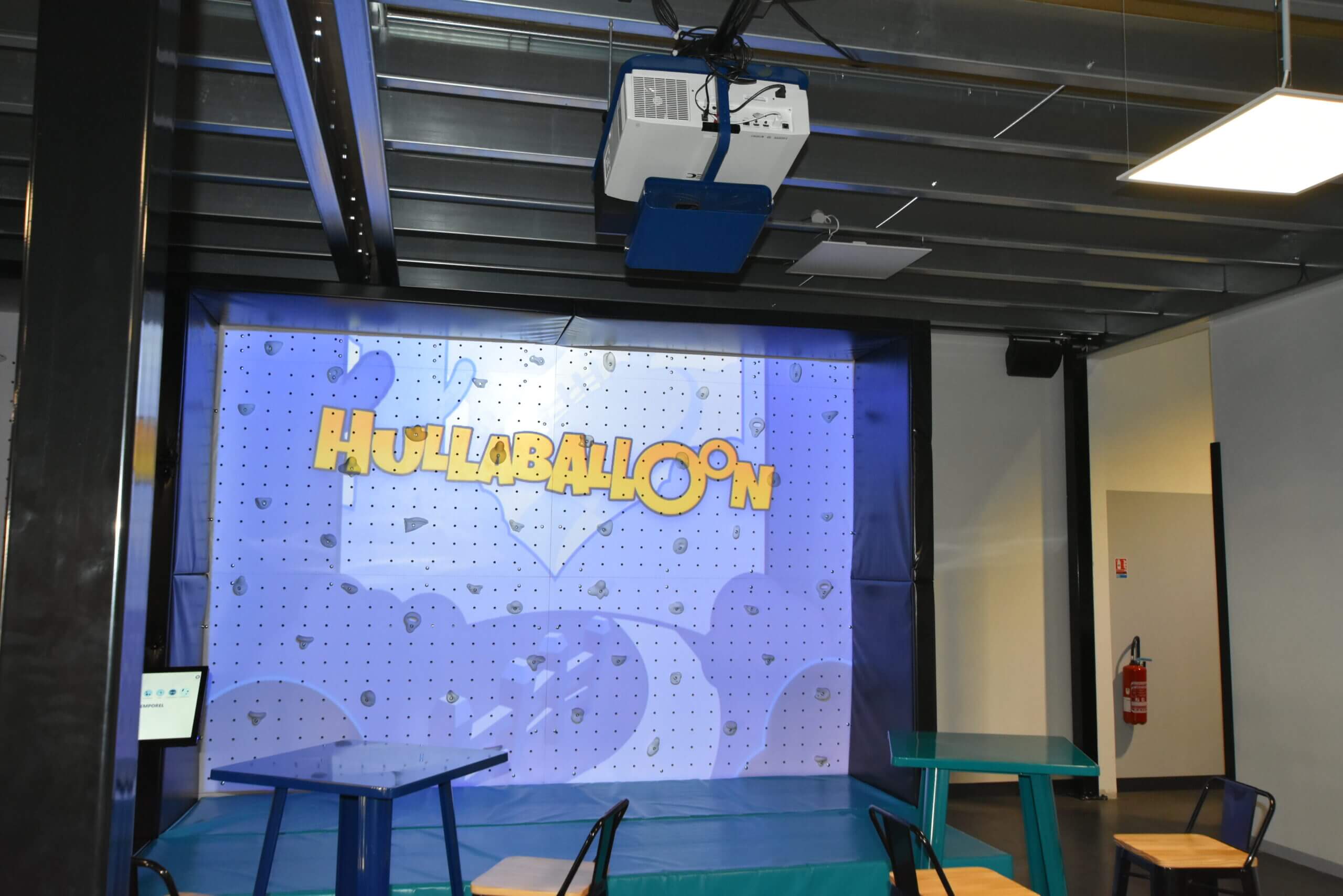 Mur d'escalade interactif ValoClimb équipé d'un système de projection vidéo pour jeux en réalité augmentée, installé dans un parc de loisirs indoor par Play In Business.