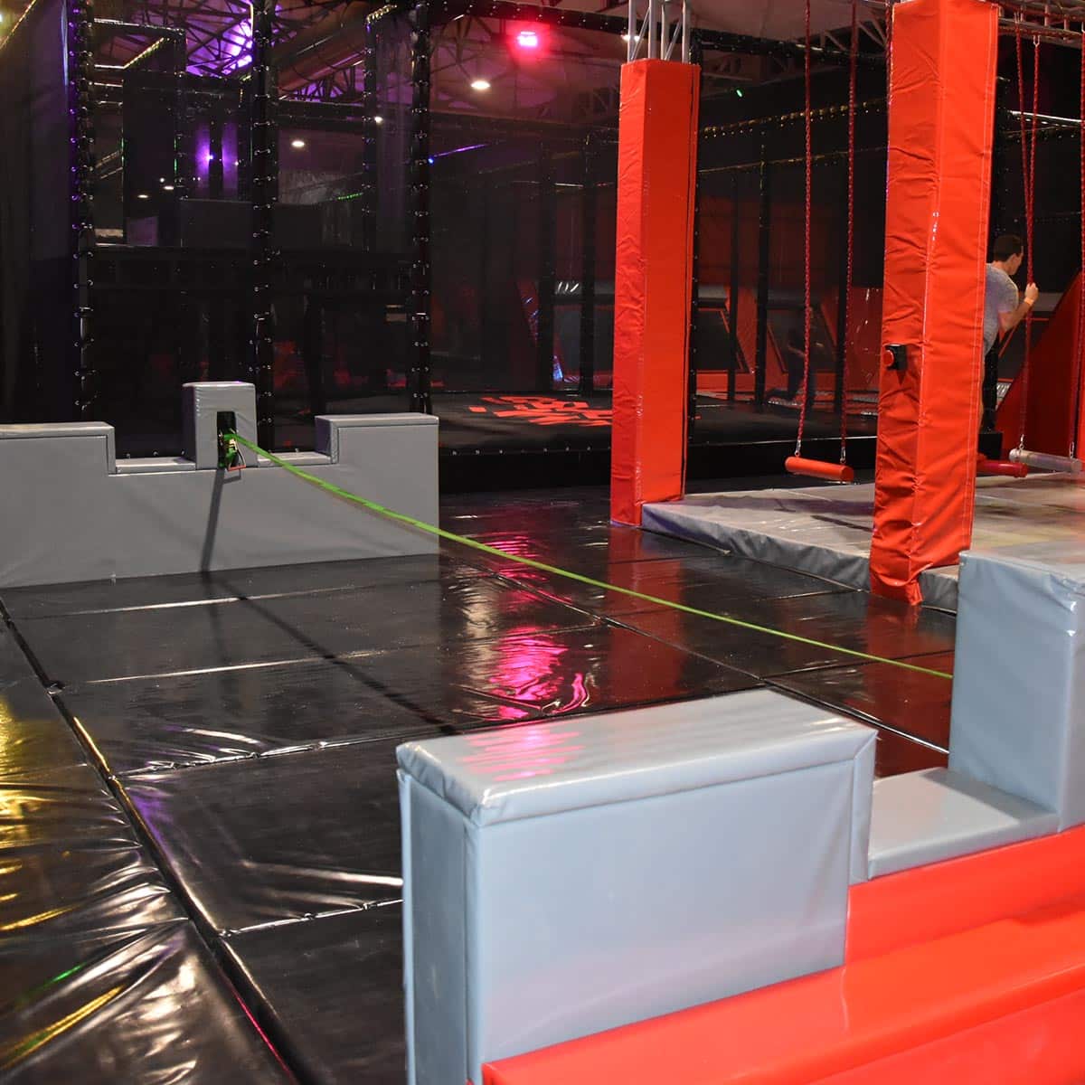 slack line installée au dessus d'un tapis noir