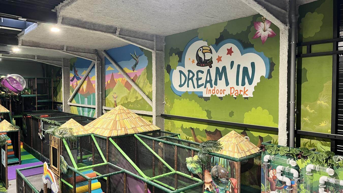 Décoration murale immersive et structures de jeux tubulaires personnalisées sur le thème de la savane et de la jungle par Play In Business chez Dream'In.