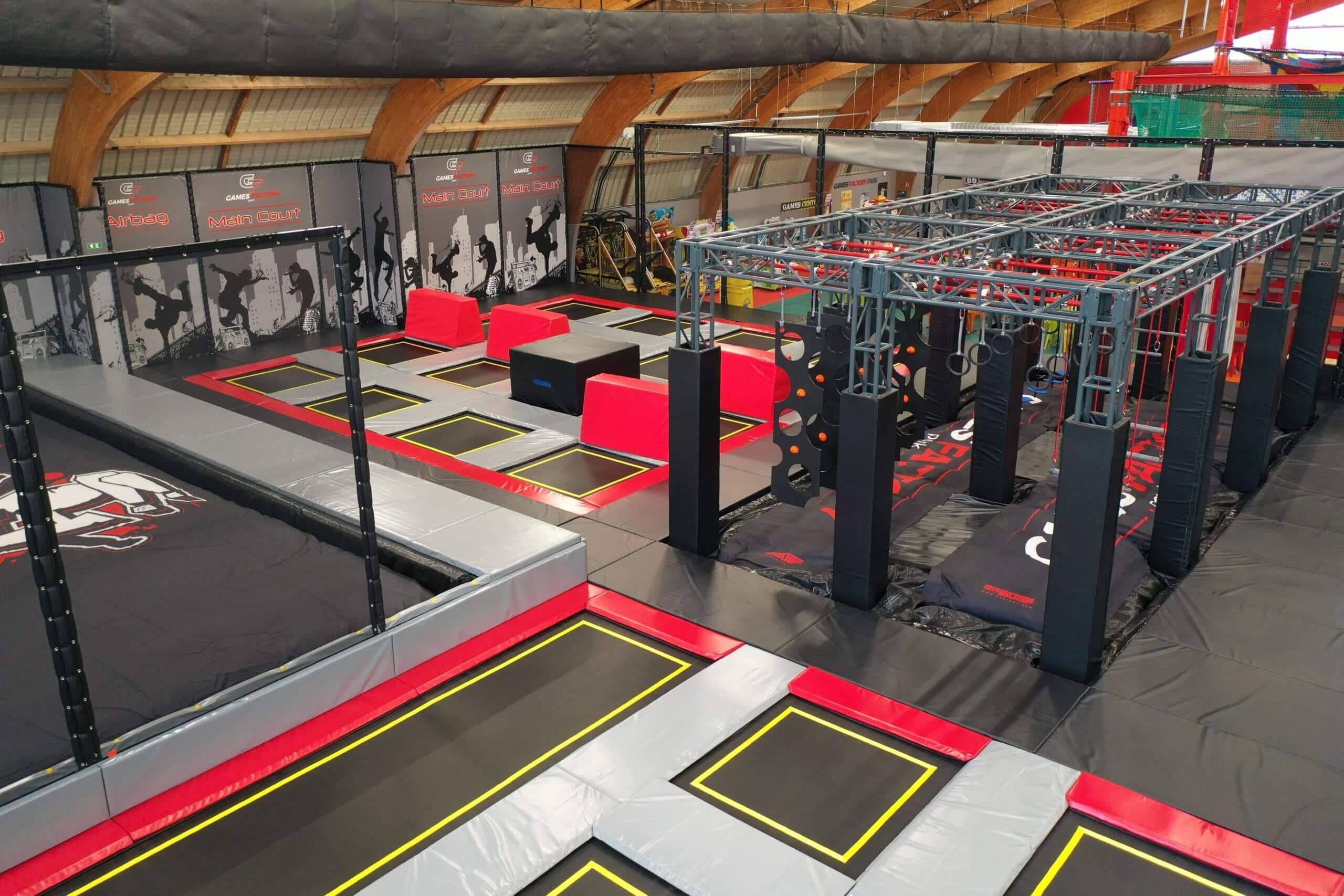 trampoline park complet avec parcours ninja, main court, airbag, parcours d'obstacles