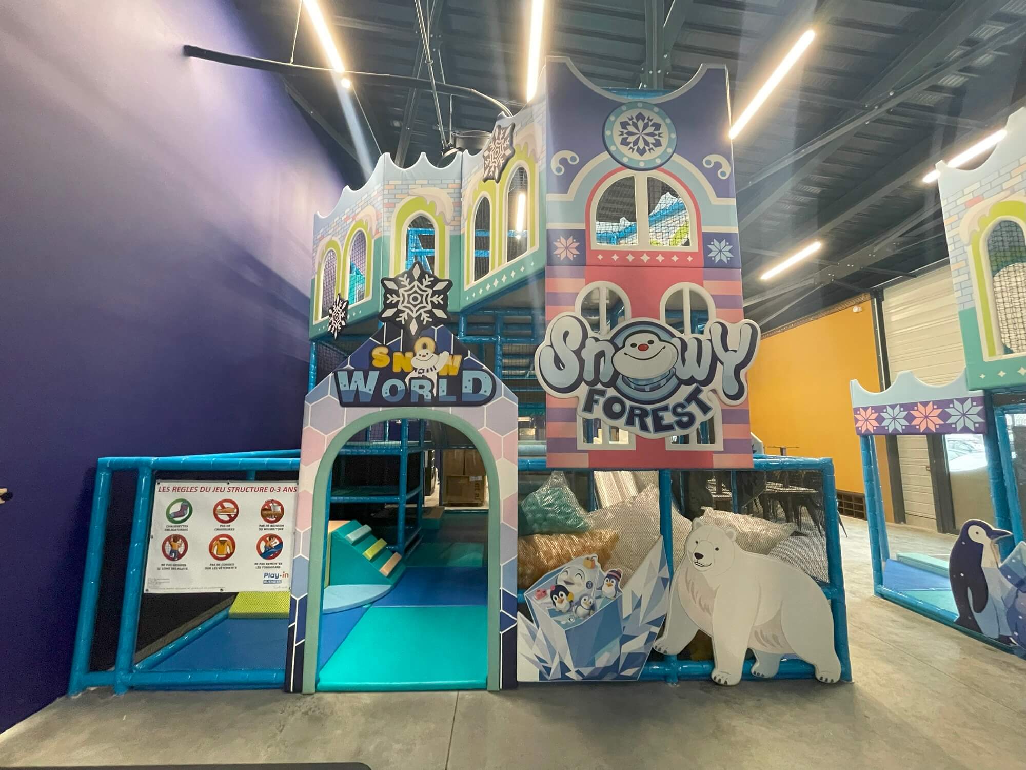 Façade d'une plaine de jeux indoor sur le thème de la neige et de l'hiver "Snow World", conçue et installée par Play In Business au complexe Keep Form aux Rousses.