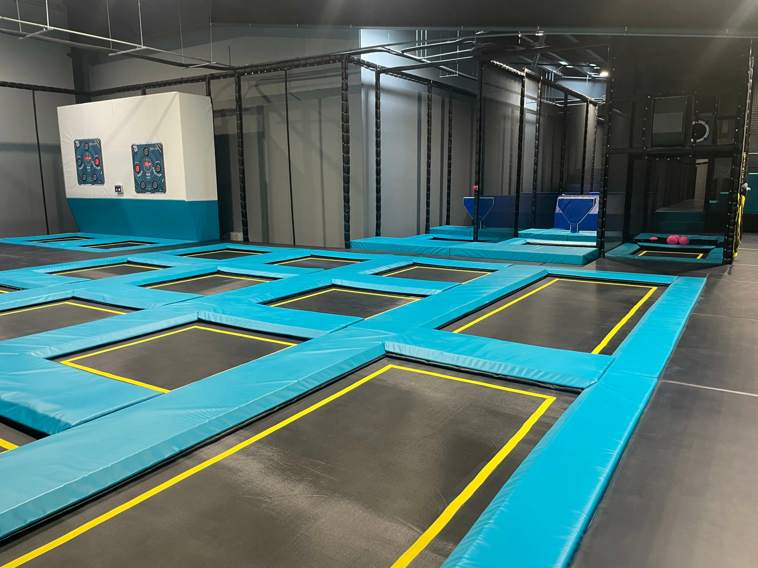 Installation d'un Trampoline Park sur-mesure avec zone de saut principale (Main Court) et cibles interactives, par Play In Business chez Keep Form.