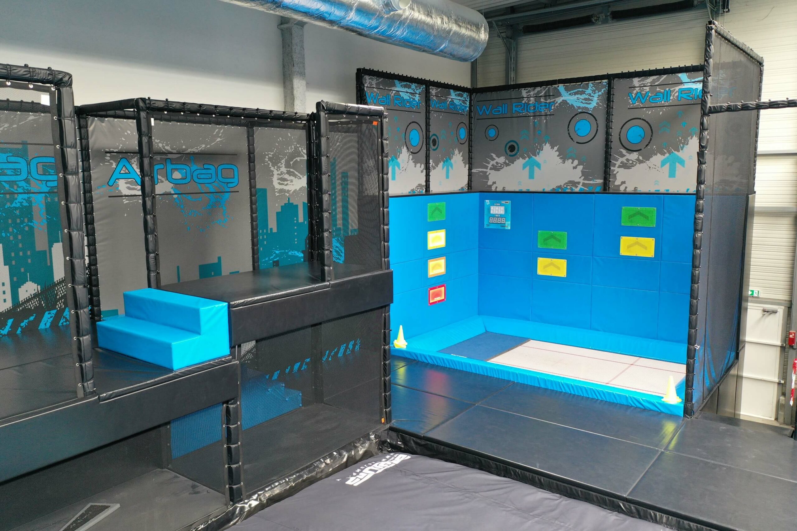 Détail des attractions du parc Katapult Albertville installées par Play In Business : plateforme de saut avec Airbag de réception et zone de trampoline haute performance Wall Rider avec cibles interactives.