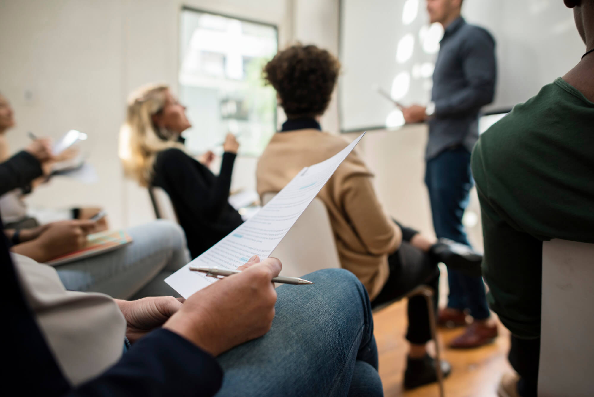 Un duo d'experts de Play In Business offrant du conseil technique sur plans dans un bâtiment industriel pour la formation et l'accompagnement de votre projet de parc de loisirs.
