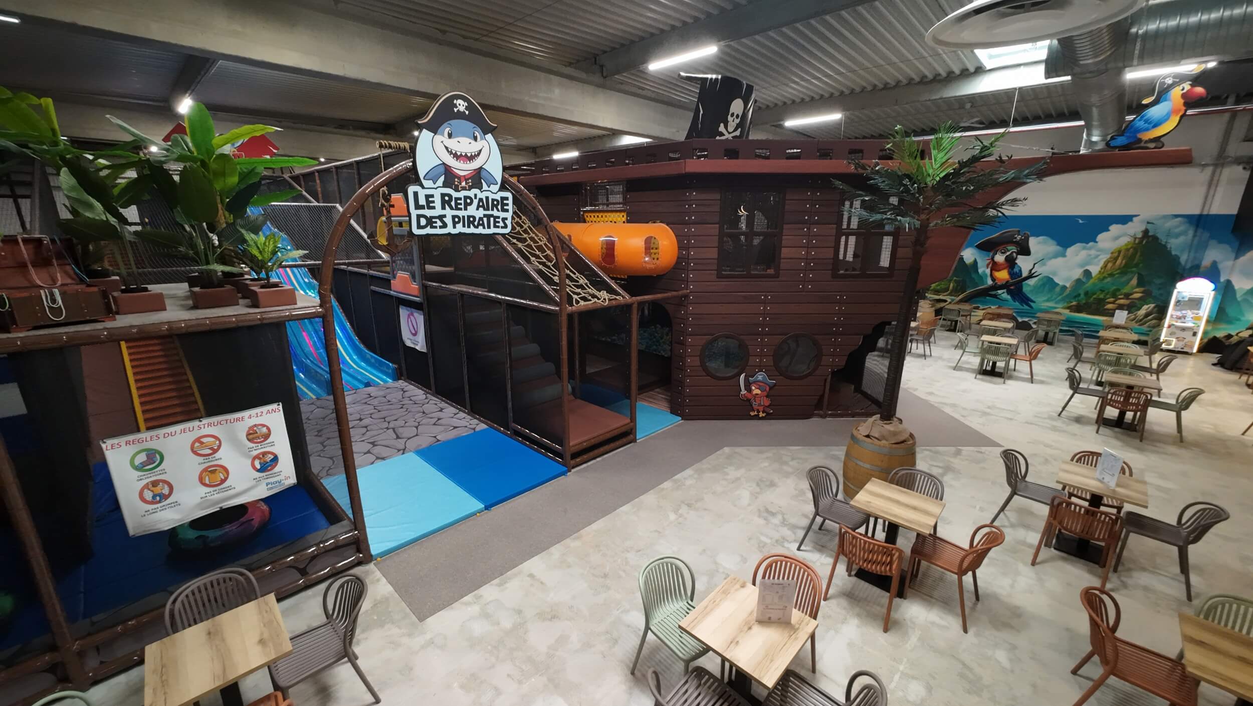 Vue globale d'un parc de loisirs thématisé. Play In Business fournit des équipements, jeux et articles de remplacement pour les exploitants de parcs indoor.