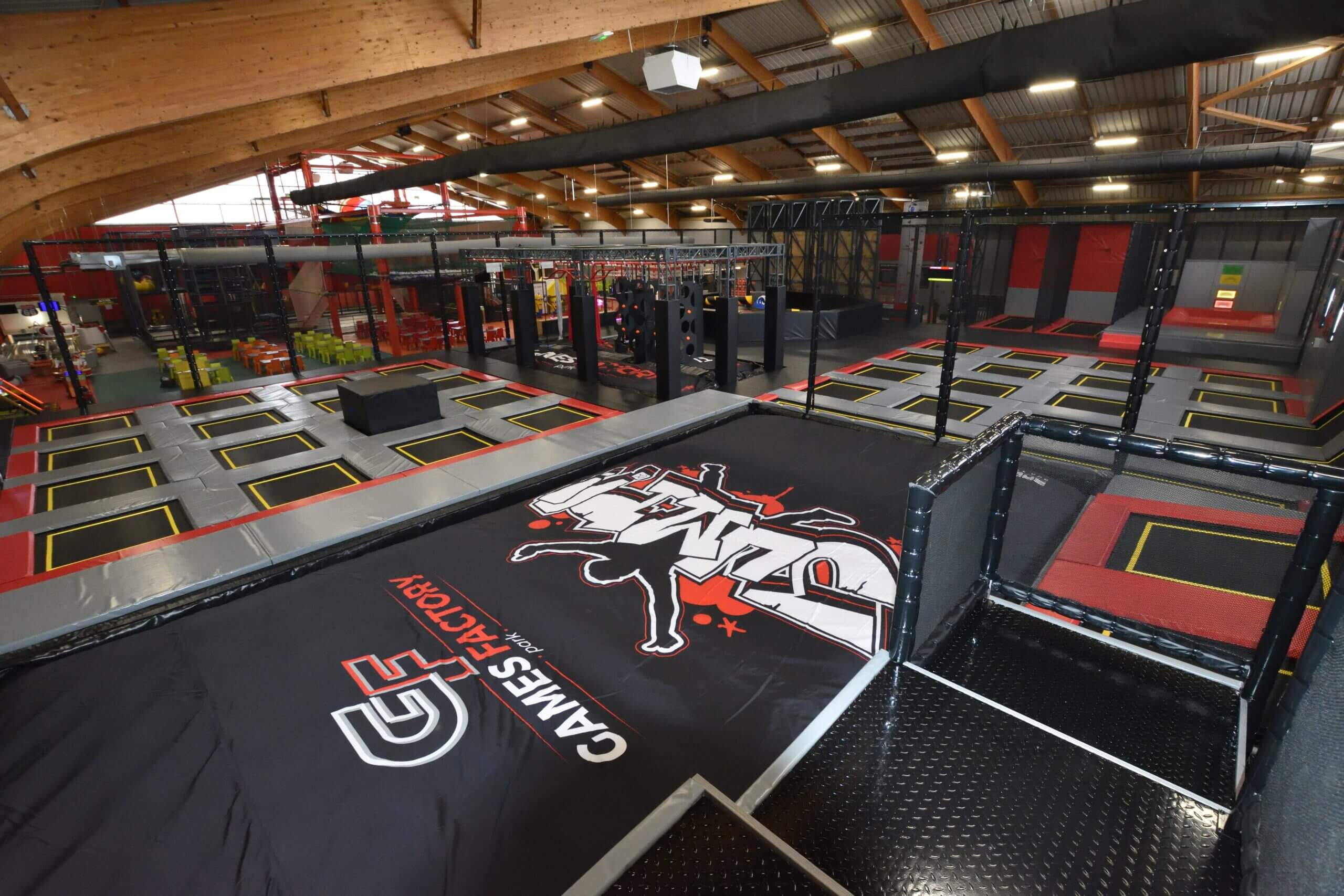 Un parc de trampolines moderne et lumineux (Games Factory Dijon), illustrant comment Play In Business aide les exploitants à renouveler leur parc avec des attractions à forte fréquentation.