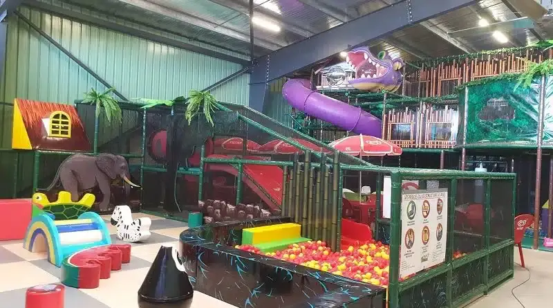 Espace bébé sécurisé (toddler zone) avec animaux en mousse et grande plaine de jeux tubulaire jungle, aménagement global réalisé par Play In Business pour Happy Kids à Saint-leu.