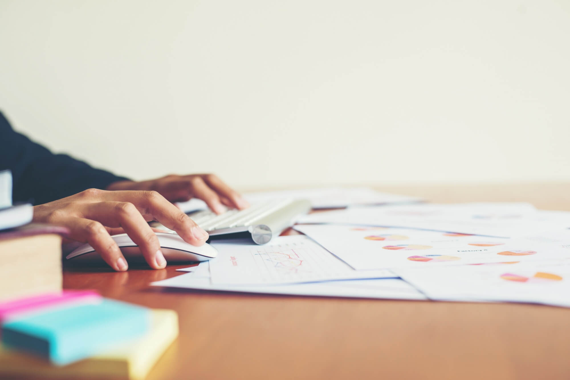 Analyse de graphiques financiers et préparation sur ordinateur. Play In Business vous accompagne pour structurer un business plan solide et convaincre les banques.