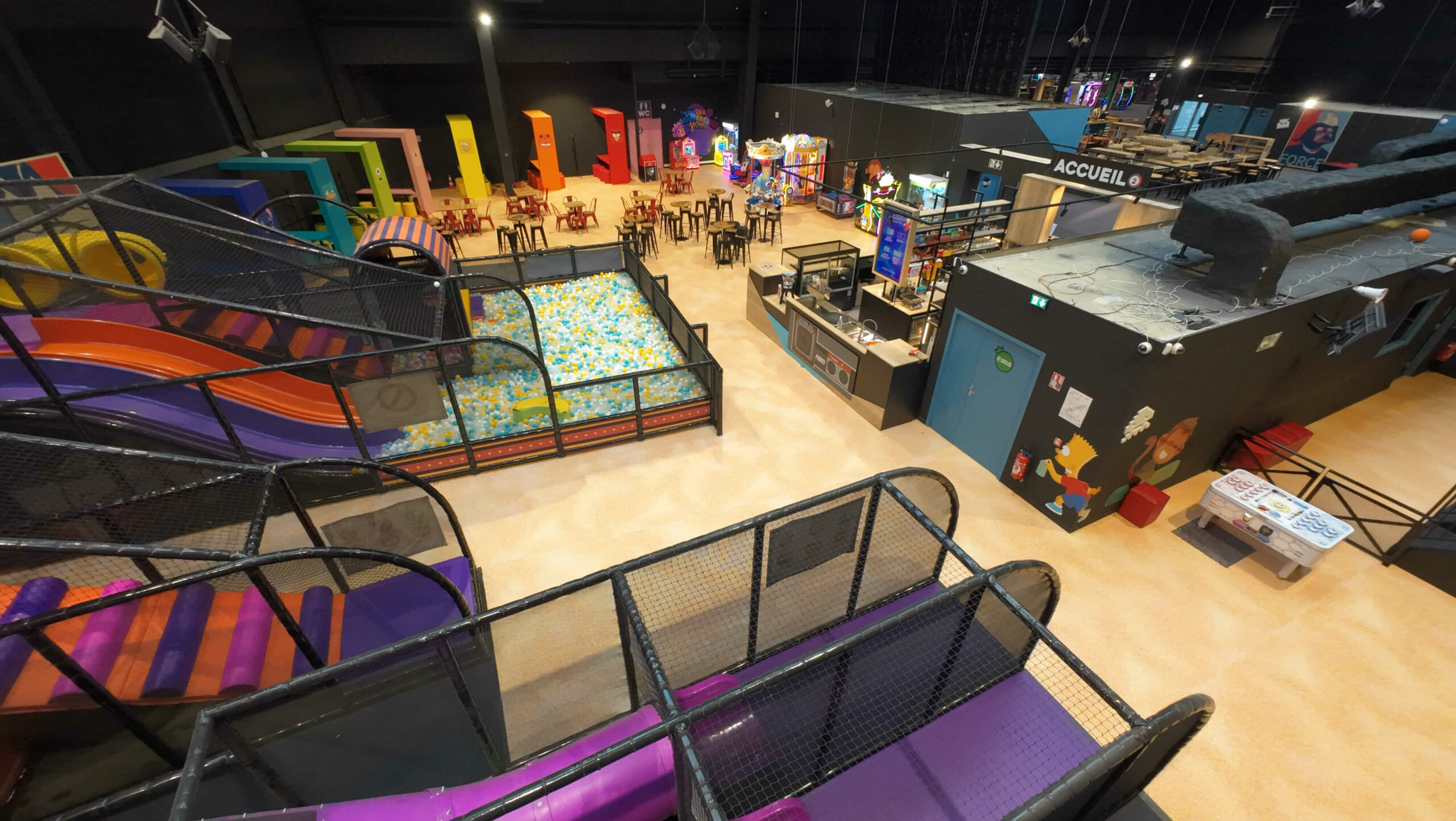 Vue en hauteur du complexe multi-loisirs Monky à Châteauroux. On y voit l'aire de jeux aménagée par Play In Business avec une grande piscine à balles et de larges toboggans, parfaitement intégrée à côté de l'espace accueil et des arcades.
