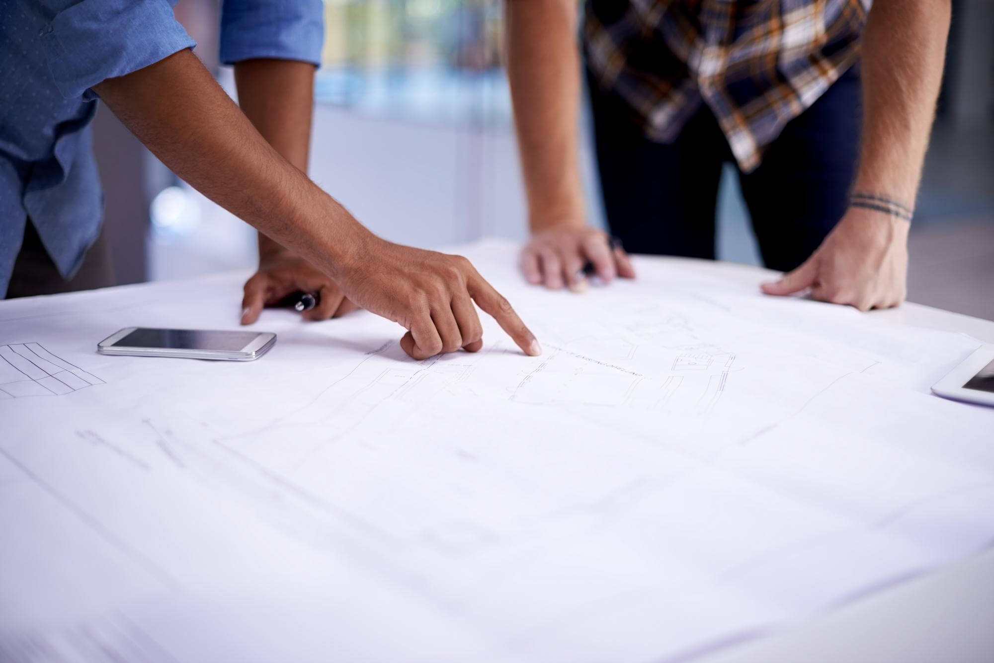 Étude stratégique sur plan d'architecte par les experts Play In Business pour optimiser la circulation et la gestion des flux de votre parc indoor.