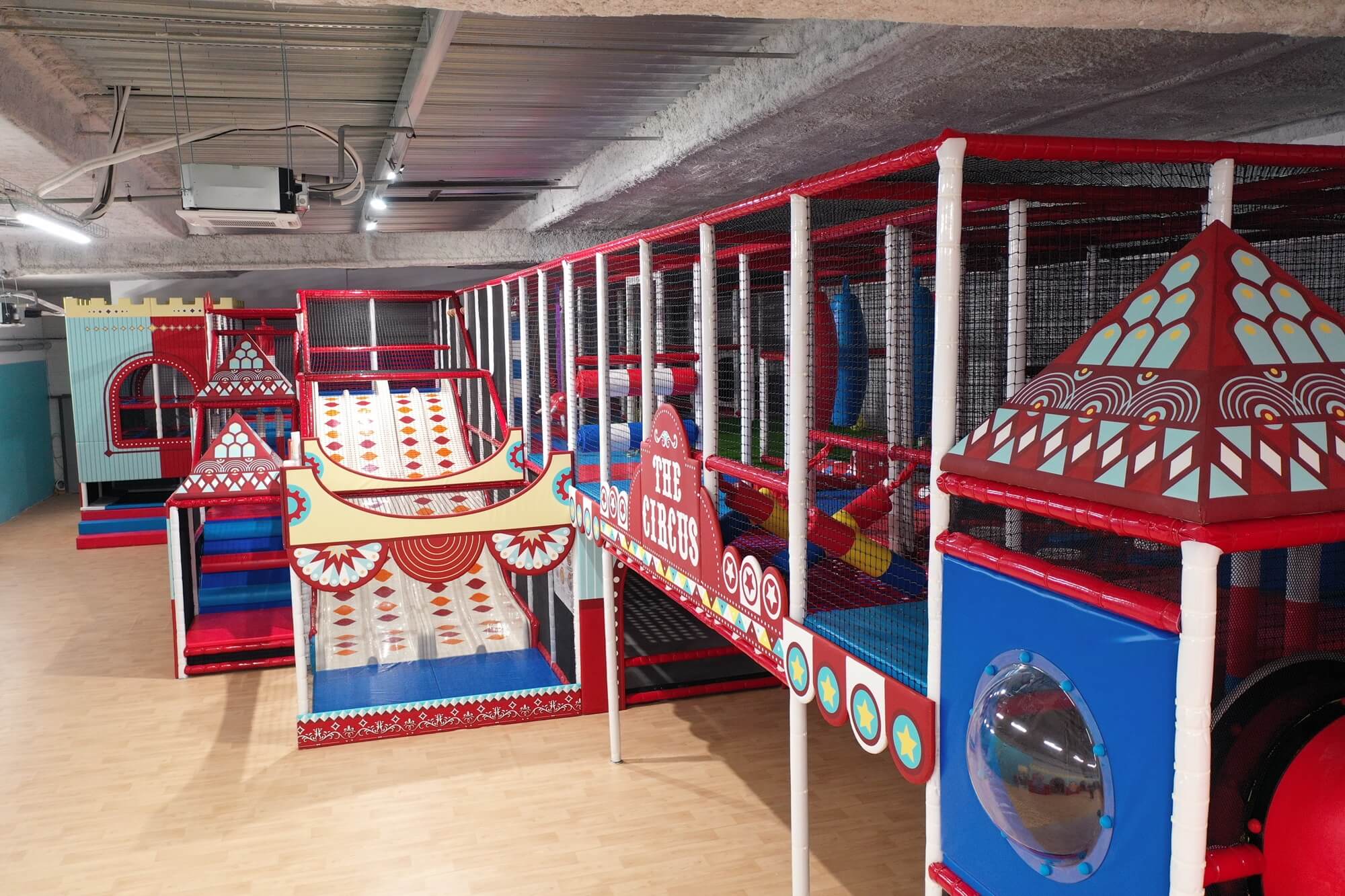 Structure de jeux Circus Kids avec une thématisation cirque unique, prouvant la capacité de Play In Business à créer des univers magiques.