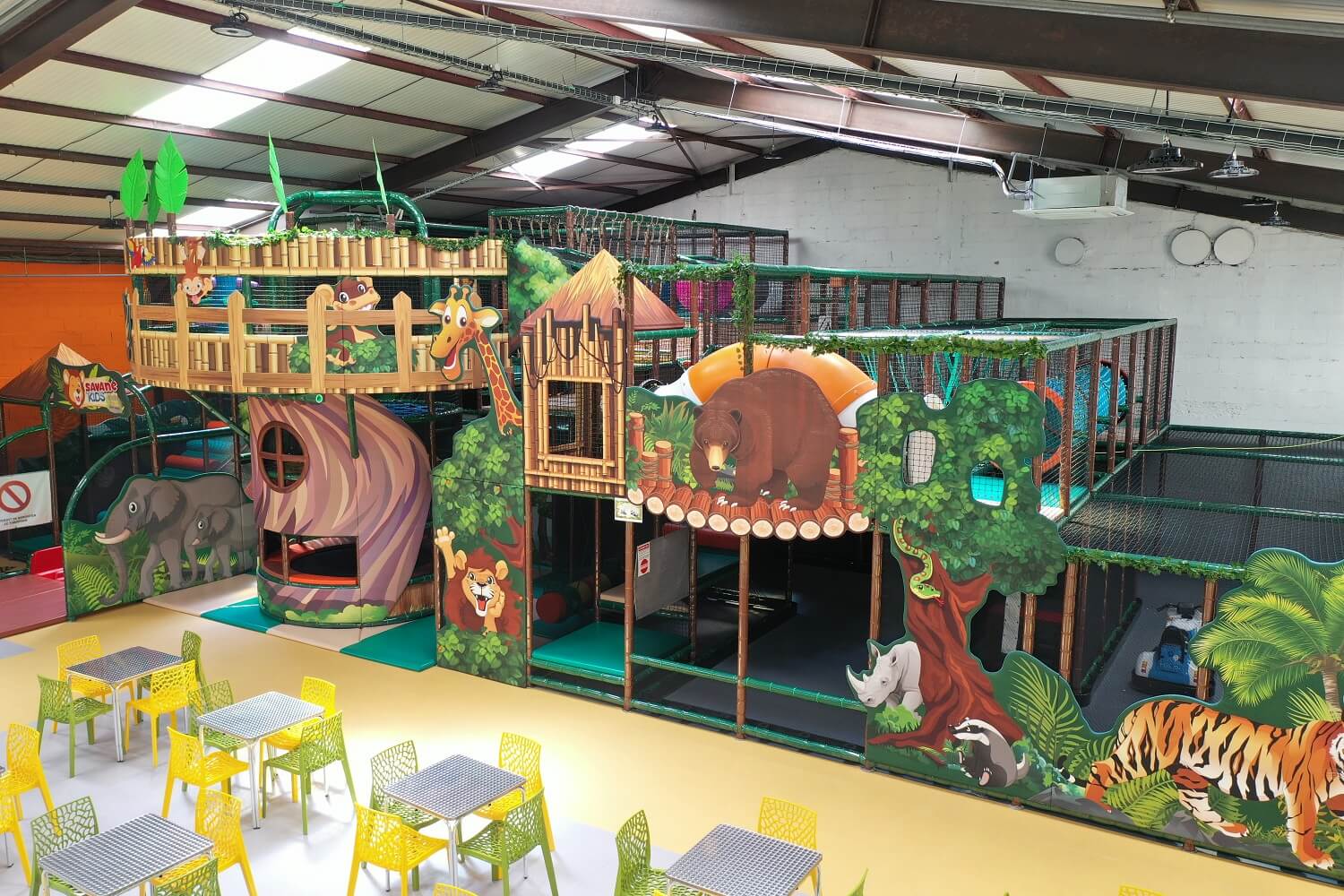 Un parc de jeux Savane Kids réalisé par Play In Business, illustrant la qualité de la fabrication française d'aires de jeux sur mesure.