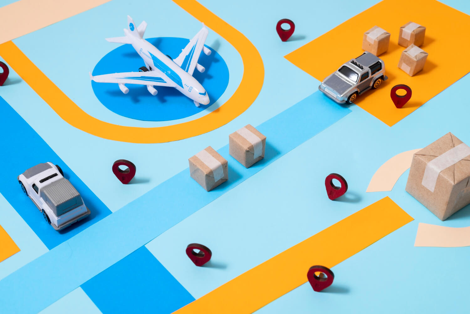 Mise en scène symbolisant la logistique avec un avion et des colis. Play In Business assure le transport et l'installation de vos équipements de parcs de loisirs partout dans le monde.