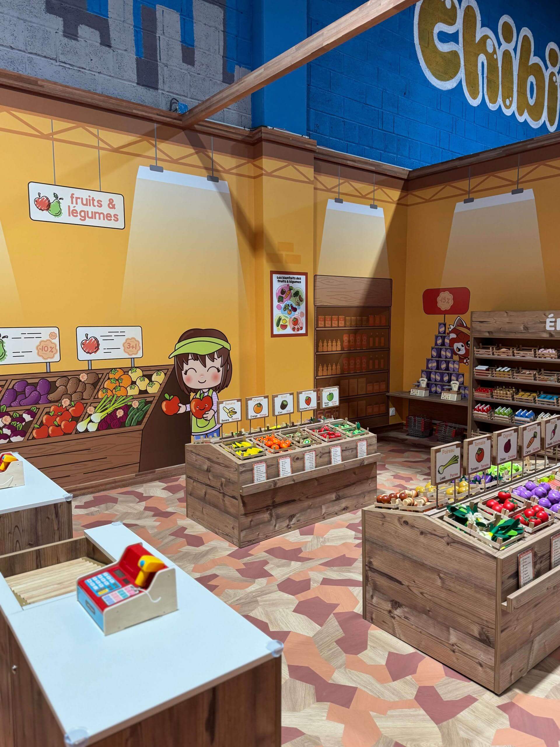 Jeu d'imitation le marché et supermarché avec étals de fruits et légumes pour parc de loisirs indoor.
