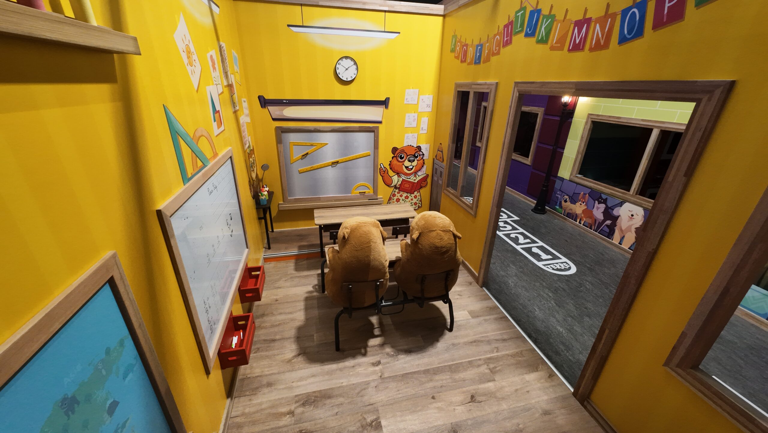 Jeu d'imitation salle de classe avec décorations éducatives, tableau et bureau pour parc de loisirs indoor.